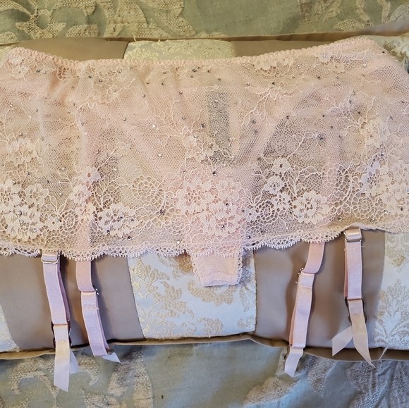 Victoria Secrets - Picture 1 of 3